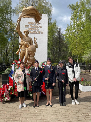 Возложение цветов к мемориалу воинской славы на Гребневской горе студентами СП №2 &quot;Фрязино&quot;.