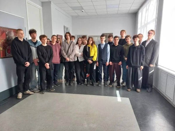 Искусство по Пушкинской карте: студенты Щёлковского колледжа на выставке Натальи Рыкуновой