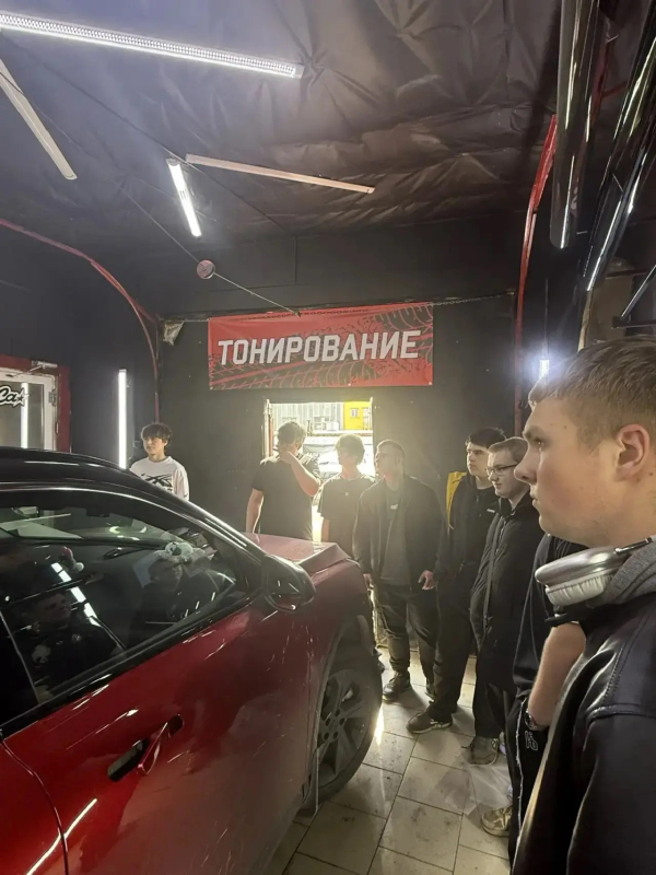 От тонирования до химчистки: студенты-автомеханики побывали в мастерских в Огуднево