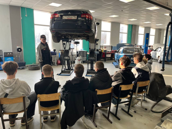 Профессиональный мастер-класс для будущих автомехаников провел представитель компании «ТекЛюб»