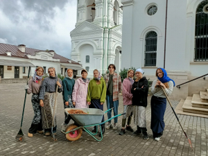 Студенты волонтерского отряда СП 3,4 потрудились в хозяйстве Николо-Берлюковского монастыря.